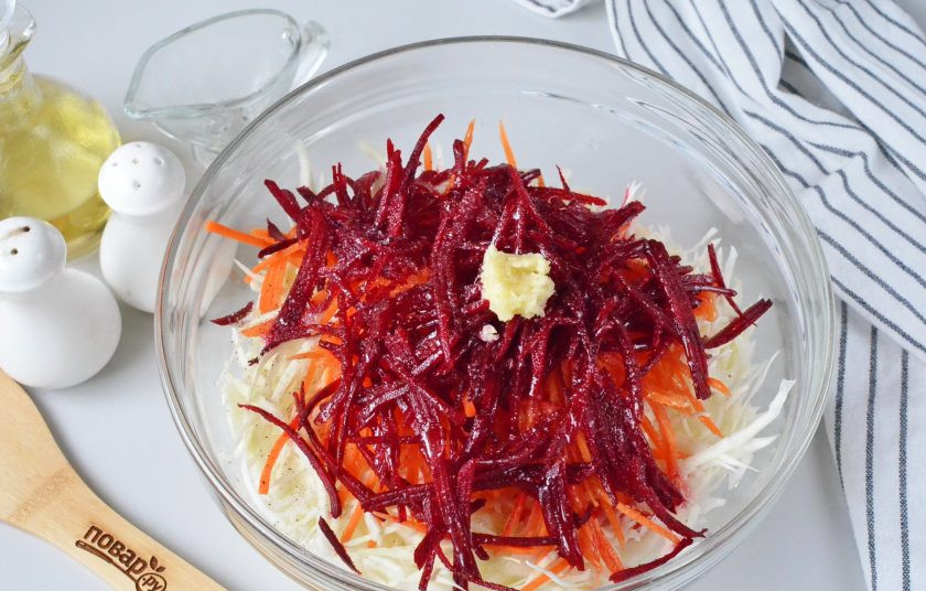 1. Этап. Салат из капусты и свёклы: Добавьте чеснок, пропущенный через пресс, соль, сахар, уксус, перец черный и растительное масло.