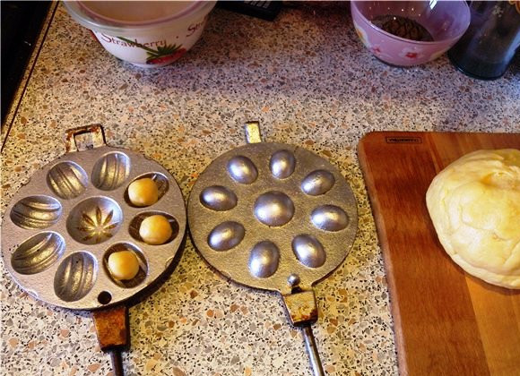 1. Этап. Орешки на десерт: Добавьте муку и замесите тесто. Скатайте из него маленькие шарики, поместите их в орешницу и поджарьте на плите до готовности.