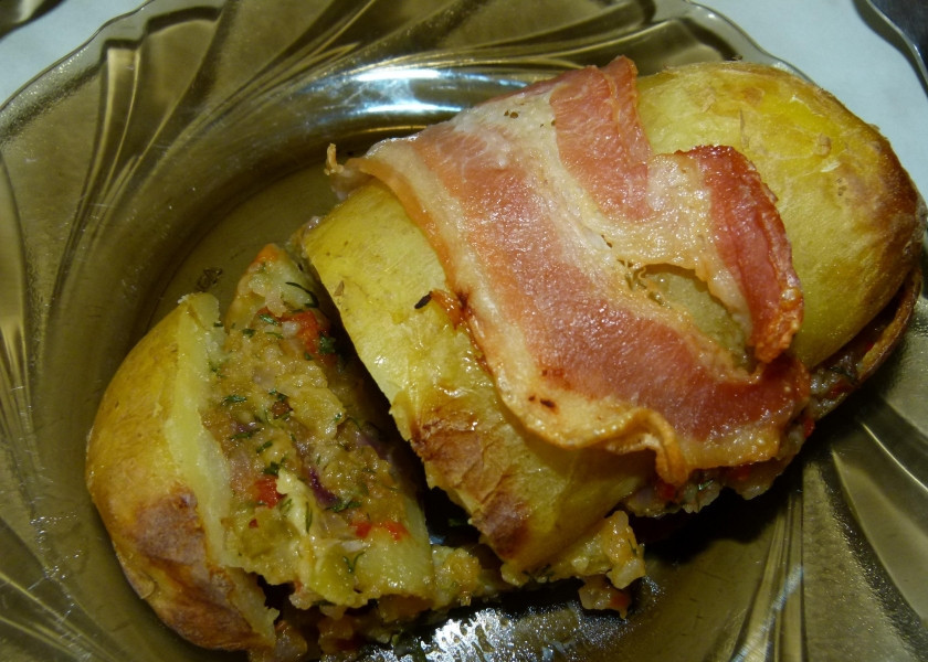 1. Этап. Ароматный запеченный фаршированный картофель: 14. Выпекаю картошку в разогретом до 200 градусов духовом шкафу около 15 минут, до румяной корочки у бекона. Подаю картошку горячей.