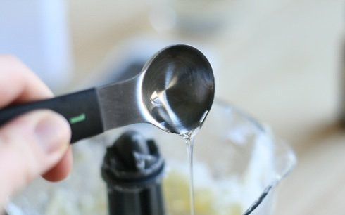 1. Этап. Крем для булочек Синнабон: 2. Добавьте кукурузный сироп.