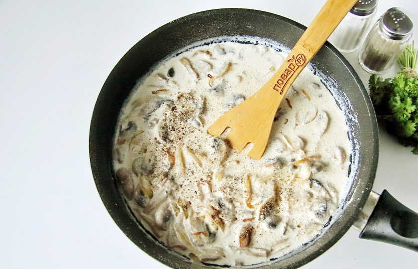 1. Этап. Запеканка Жульен: Добавьте по вкусу соль, молотый перец, доведите до кипения и готовьте 3-5 минут.