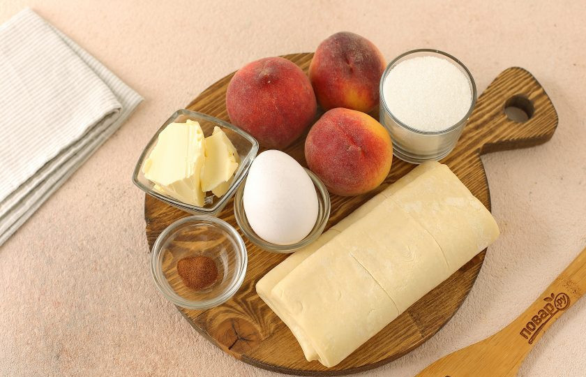 1. Этап. Штрудель с персиками: Подготовьте все ингредиенты. Тесто по весу точно высчитывать необязательно, я просто беру пласт из упаковки весом 250 грамм, и делю его на две половины.