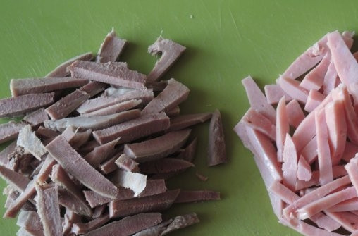 1. Этап. Cалат Фаворит с языком: Аналогичным образом нарежьте язык, ветчину и свинину.