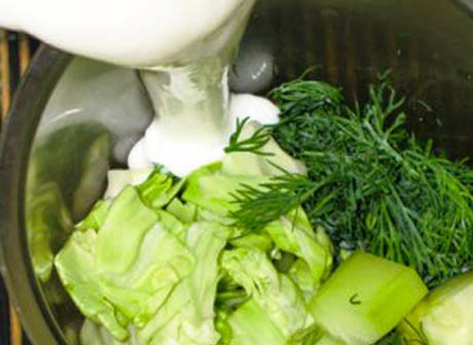 1. Этап. Диетические смузи: Сложите все в блендер, посолите.