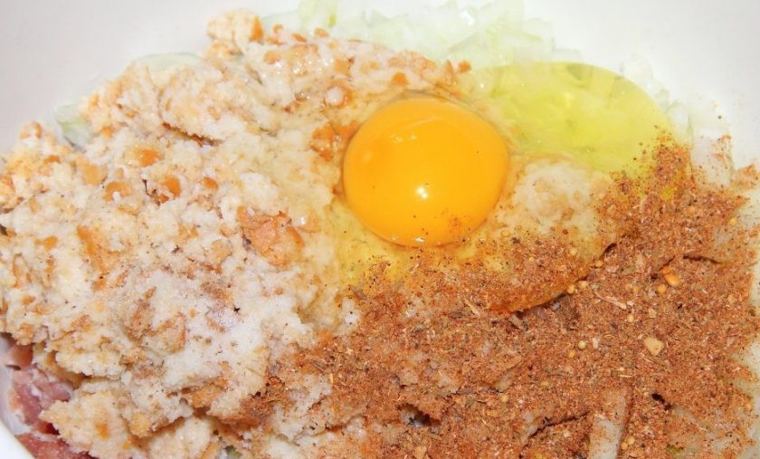 1. Этап. Котлеты домашние из фарша: Добавьте к фаршу специи, соль и яйцо.