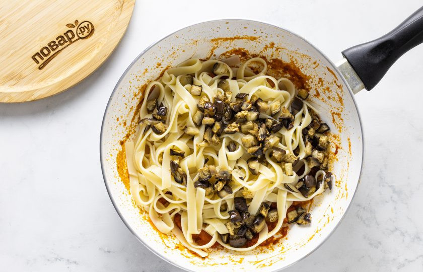 1. Этап. Фетучини с баклажанами в томатном соусе: Затем добавьте в соус пасту и баклажаны. Аккуратно перемешайте. Прогрейте пару минут все вместе.