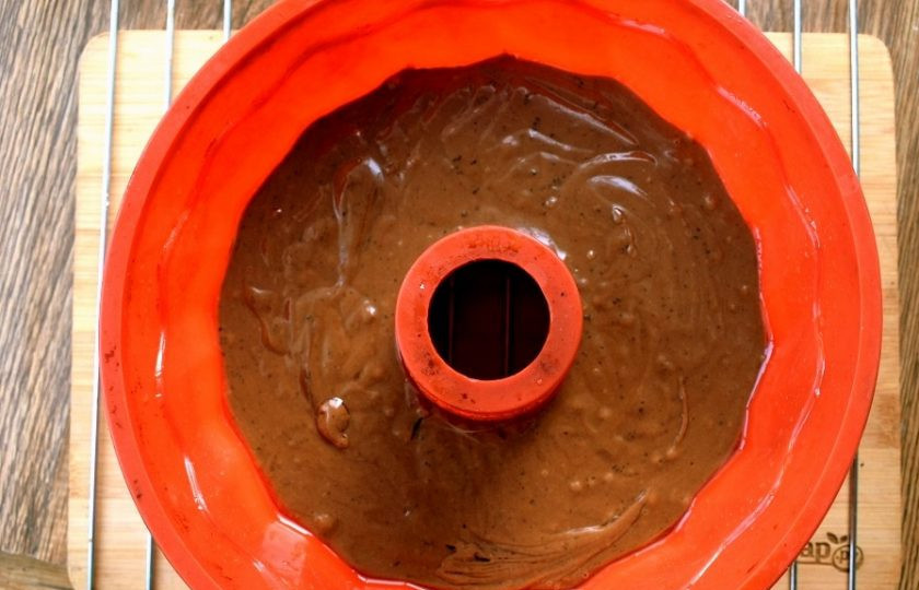 1. Этап. Шоколадный чайный пирог: Влейте тесто в силиконовую форму для кекса и поставьте выпекаться в разогретую духовку на 50 минут.