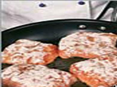 1. Этап. Филе индейки с апельсинами: 4. С мукой смешиваем кардамон. В этой смеси обвалять «конвертики». Разогреть на сковороде сливочное масло, и до появления румяной корочки обжарить «конвертики» с двух сторон. Накрыть сковороду крышкой и уменьшив огонь до минимума, томить филе еще 7 – 8 мин.