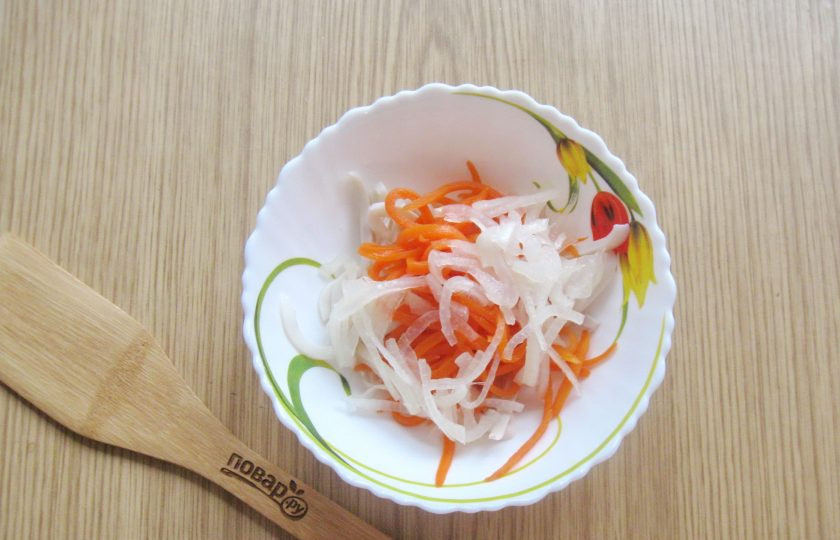 1. Этап. Салат с кальмарами и маринованным луком: Добавьте маринованный лук.