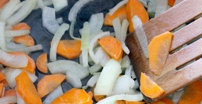 1. Этап. Печень куриная с молоком: На раскаленной сковороде подогреваем небольшое количество растительного масла и начинаем обжаривать на нем лук до мягкости. Как только лук начнет золотится, добавляем морковь и тщательно все перемешиваем.