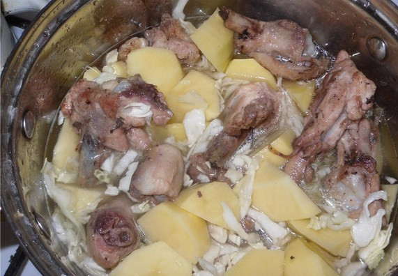 1. Этап. Курица с кабачками и картошкой: Картошку режем кубиками, заливаем водой, добавляем обжаренную курицу и нашинкованную капусту. Тушим.