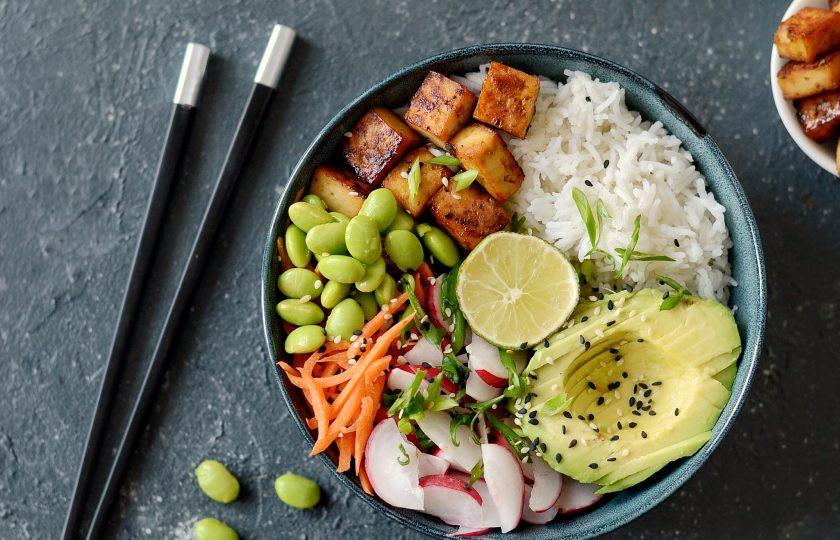 1. Этап. Поке боул: Сбрызните салат соком лайма, посыпьте мелко порубленным зеленым луком и кунжутом. Поке боул готов, приятного аппетита!