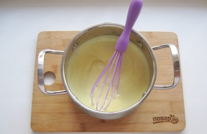 1. Этап. Заварной крем с орехами: Молоко хорошо нагрейте и влейте приготовленную смесь. Постоянно перемешивая, доведите крем до загустения.