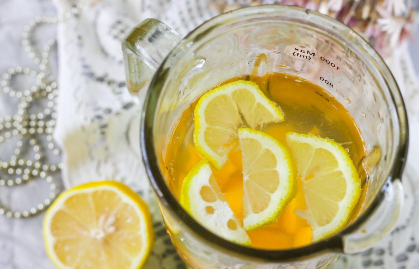 1. Этап. Персиковый лимонад: Всыпьте сахарный песок и влейте воду. Можно использовать как минеральную, так и обычную отфильтрованную, но обязательно охлажденную заранее.