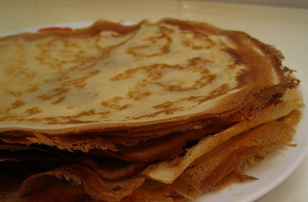 1. Этап. Блины с крахмалом на молоке: Тонкие блинчики на крахмале и молоке готовы. Чтобы они были еще сочнее, вы можете смазывать каждый блин маслом. Приятного аппетита!