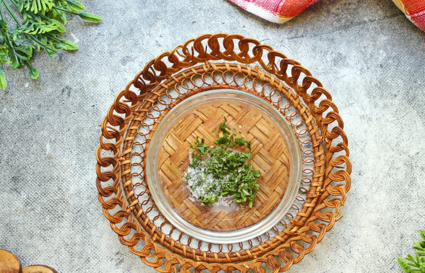 1. Этап. Салат из киноа с кальмарами: Добавьте соль, черный перец.