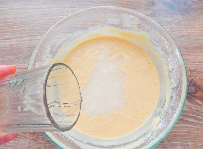 1. Этап. Блины из кукурузной муки на кефире: Размешайте тесто и влейте воду. Снова перемешайте до однородного теста. Оно должно быть как на обычные блины.