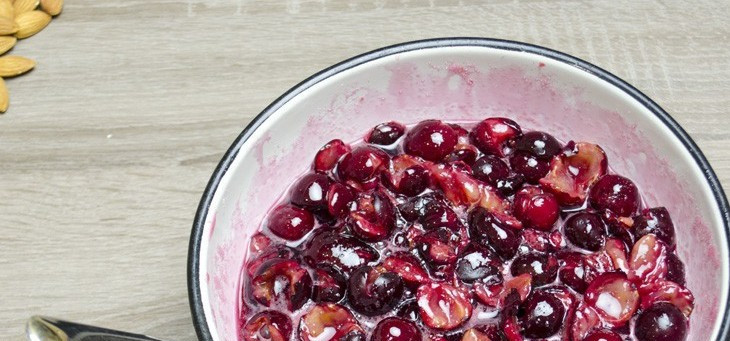 1. Этап. Вишневая начинка: 4. Очень важно, чтобы начинка не закипела, поэтому огонь должен быть слабый. После этого вишню можно отправлять в пирог, штрудель или пирожки.