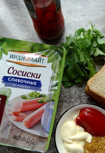 1. Этап. Хот-дог с хлебом: Возьмите основные ингредиенты, дополнительные - по желанию, я подавала с острым перцем.