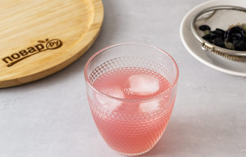 1. Этап. Виноградный физ: Затем процедите водку с размятым виноградом и влейте в стакан.