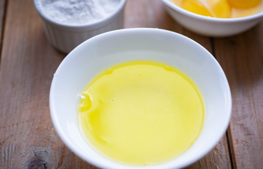 1. Этап. Пирог с замороженной вишней и безе: Аккуратно разделите яйца на белки и желтки по разным мисочкам — желтки для пирога нам не понадобятся.