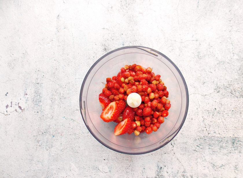 1. Этап. Варенье из клубники и земляники: Выложите землянику и клубнику в чашу блендера.