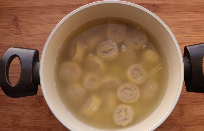 1. Этап. Суп с ленивыми пельменями: Опустите в суп охлажденные ленивые пельмени, варите еще 5 минут.