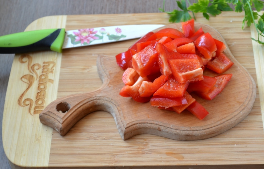 1. Этап. Курица в кисло-сладком соусе по-китайски: Болгарский рецепт порежьте на кусочки, по размеру примерно такие же, как кусочки курицы.