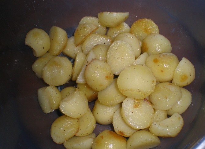 1. Этап. Салат картофельный с грибами: Для начала картофель в мундире очистите, нарежьте средними кусками и обжарьте в масле на сковороде в течение трёх минут. Посолите и поперчите картошку, переложите её в салатницу.