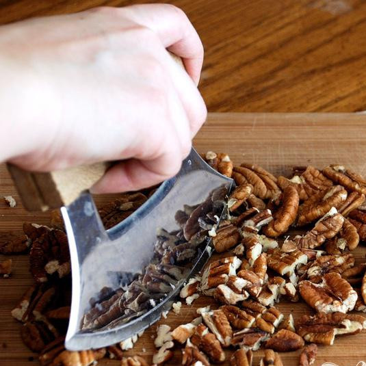 1. Этап. Сырный шар: Грубо измельчите орехи пекан.