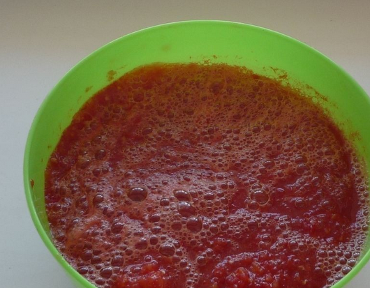 1. Этап. Закатка борща на зиму: 2. Помидоры перетираем блендером в пюре. Желательно пюре протцедить через марлю, чтобы получилась однородная масса.