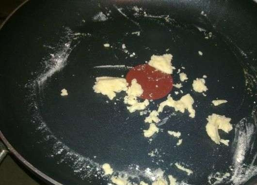 1. Этап. Жульен в горшочках с картошкой: На сковороду к муке добавьте сливочное масло. Дайте маслу растаять и поджаривайте его с мукой, пока та не станет золотистой.