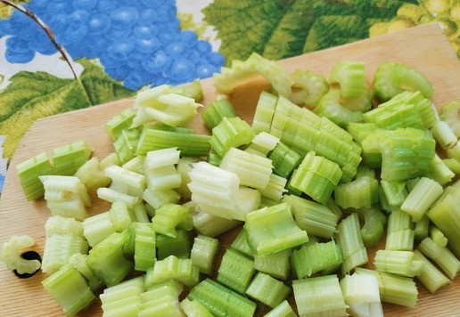 1. Этап. Смузи Рыженький: Вымыть и обсушить овощи и фрукты. Нарезать сельдерей ломтиками,