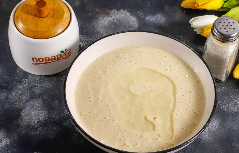 1. Этап. Панкейки на кефире с яблоками: Влейте растительное масло и также вмешайте его. Растительное масло лучше использовать без аромата.