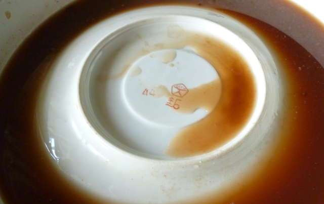 1. Этап. Копченая рыба в домашних условиях: 5. Накрываем тарелкой и ставим пустую чашку (чтобы гнет не давил на рыбу, а просто придерживал тарелку). Оставляем нашу рыбу солиться в маринаде на трое суток.