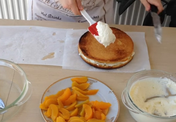 1. Этап. Фруктовый торт: 10. Прижимаете верхний корж и смазываете его сметанным кремом, украшаете персиками и настаиваете.