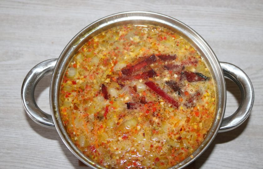 1. Этап. Экономный суп: Обжаренную свеклу добавьте в суп.