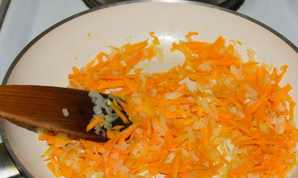 1. Этап. Постный гречневый суп: Сначала поставьте вариться картошку и гречку, я их одновременно ставлю вариться. Гречку промойте, картошку порежьте кубиками. Воду в кастрюле доведите до кипения, а уже потом в неё вбросьте крупу и картошку. Можно и холодной водой залить и просто поставить, но так вариться будет дольше. Варим минут 20 на среднем огне. Тем временем приготовьте зажарку: морковку натрите на терке, лук порежьте мелкими кубиками. Разогрейте сковороду с растительным маслом, обжаривайте овощи минут 5 (до золотистого цвета).