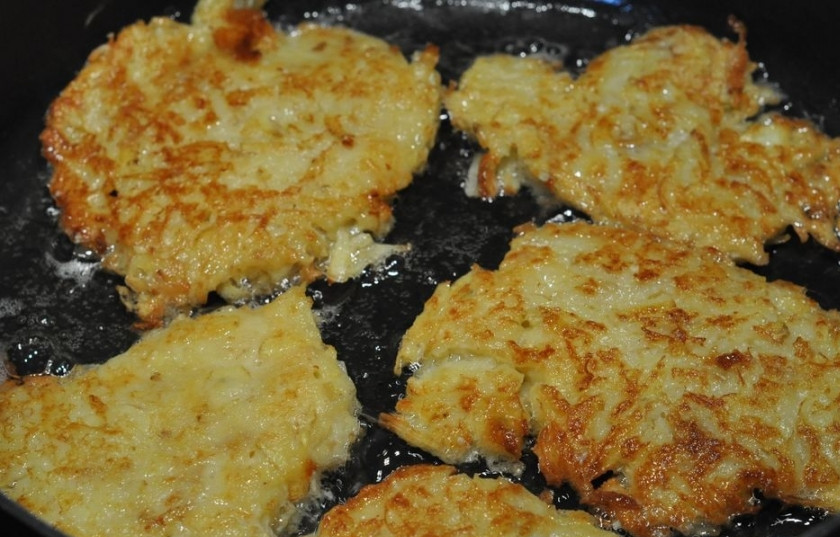 1. Этап. Драники по-белорусски: Поставьте на плиту сковородку, влейте в нее растительное масло. Когда оно разогреется, выкладывайте ложкой на сковородку картофельную смесь, формируя что-то наподобие оладий. Обжаривайте драники до золотистого цвета с обеих сторон.