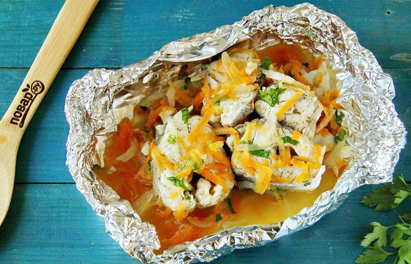 1. Этап. Диетическая рыба под маринадом: Отрежьте кусок фольги, сверните его в два раза и придайте ему подходящую по размерам глубокую форму с высокими бортиками. Выложите рыбу, можно слегка ее полить маринадом.
