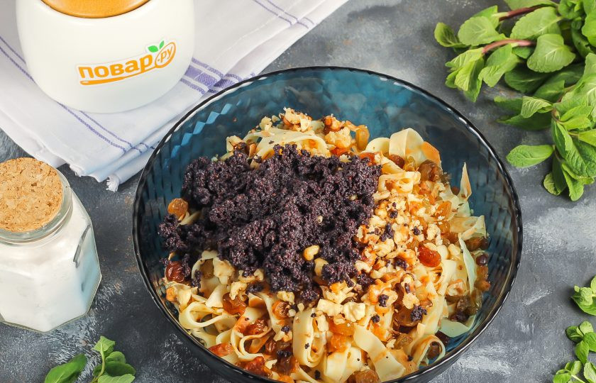 1. Этап. Блинная кутья с маком, изюмом и орехами: Слейте воду с мака и выложите его в емкость вместе с цветочным медом.