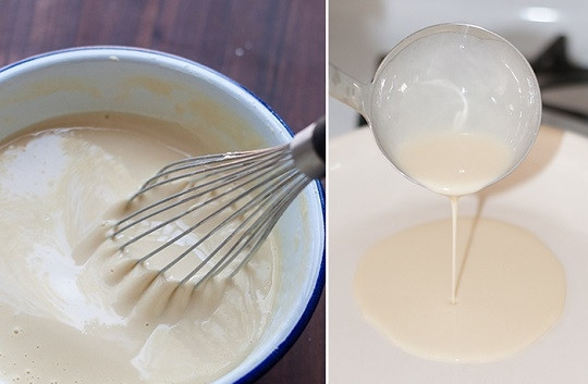 1. Этап. Бабушкины блины: 5. На разогретую сковороду наливайте небольшое количество теста, распределяя его тонким слоем.