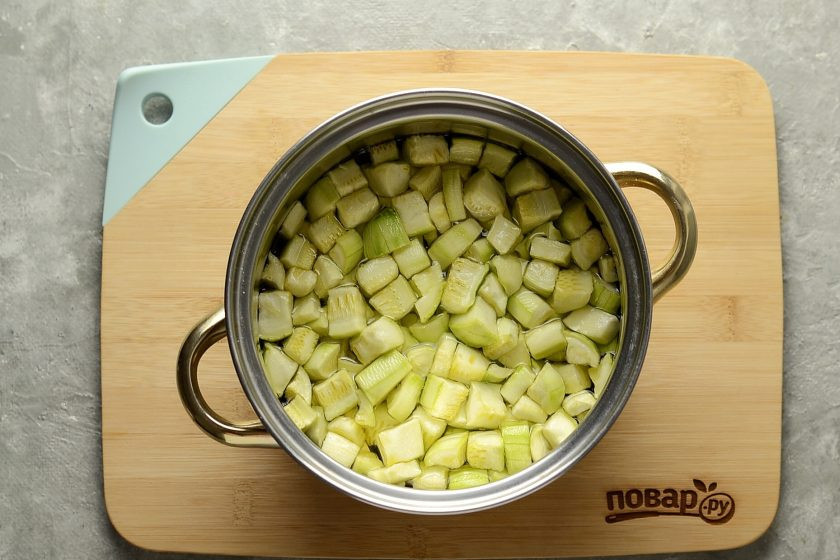 1. Этап. Варенье из кабачков как ананасовое: Сахар должен полностью раствориться, а кабачки хорошо напитаться сиропом. Перелейте сироп с кабачками в кастрюлю, поставьте на средний огонь.