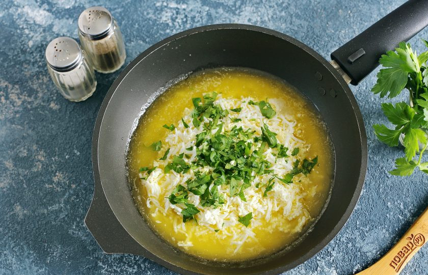 1. Этап. Щука по-польски: Добавьте тертые яйца, соль, молотый перец и рубленую зелень.