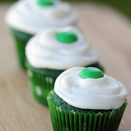 1. Этап. Капкейки на девичник: 7. Вариантов украшения может быть множество. В том числе вы можете установить небольшие карамельки на палочке, например.