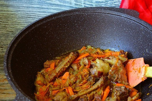 1. Этап. Плов с уткой: Влить 1 стакан кипятка, слегка посолить, тушить зирвак 20 минут.