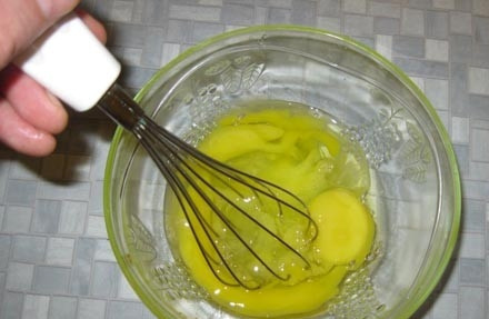 1. Этап. Гренки с яйцом: Взбейте яйца.