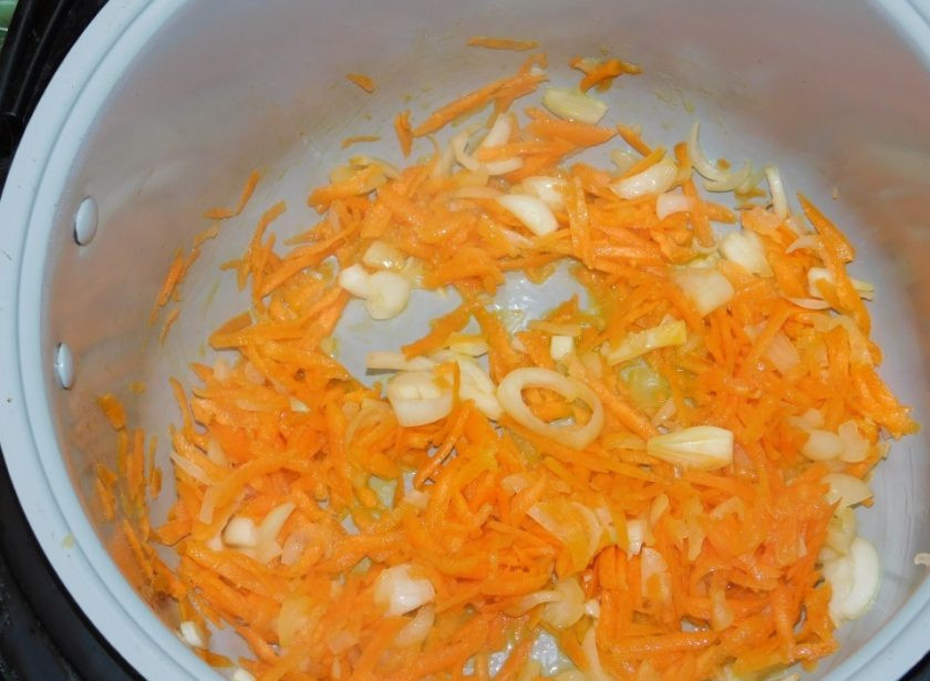 1. Этап. Тилапия в мультиварке: В чашу мультиварки налейте масло, включите режим 