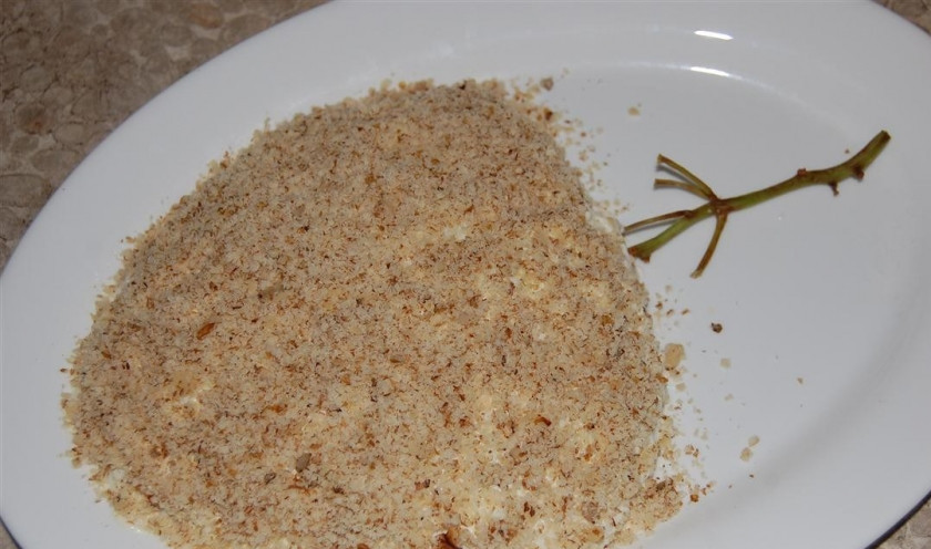 1. Этап. Салат Тиффани с копченой курицей: Обильно посыпаем грецкими орехами.