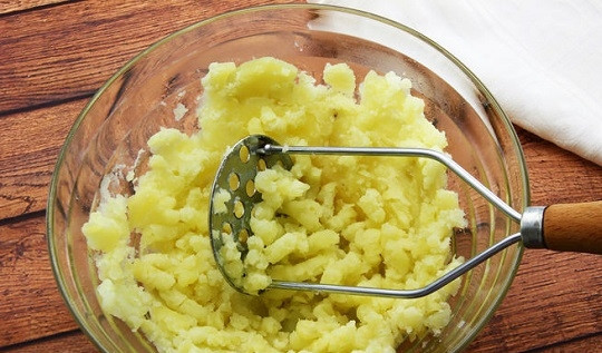 1. Этап. Равиоли с брокколи: 3. Готовый картофель очистите и разомните толкушкой. Можно использовать в рецепте приготовления равиоли с брокколи немного сливочного или оливкового масла с обжаренным в нем предварительно чесноком, например.